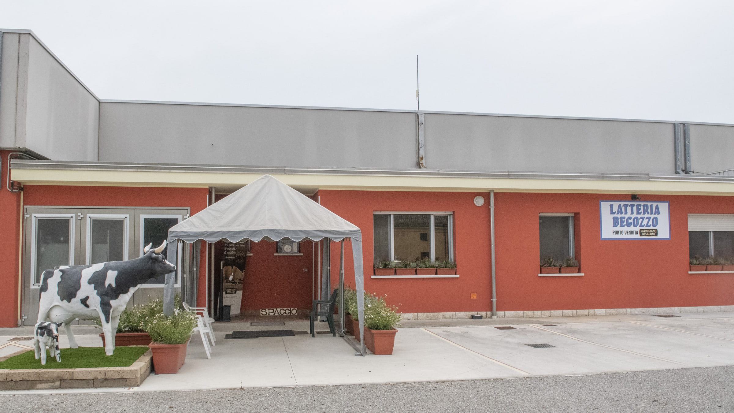 L'esterno del caseificio con l'insegna Latteria Begozzo