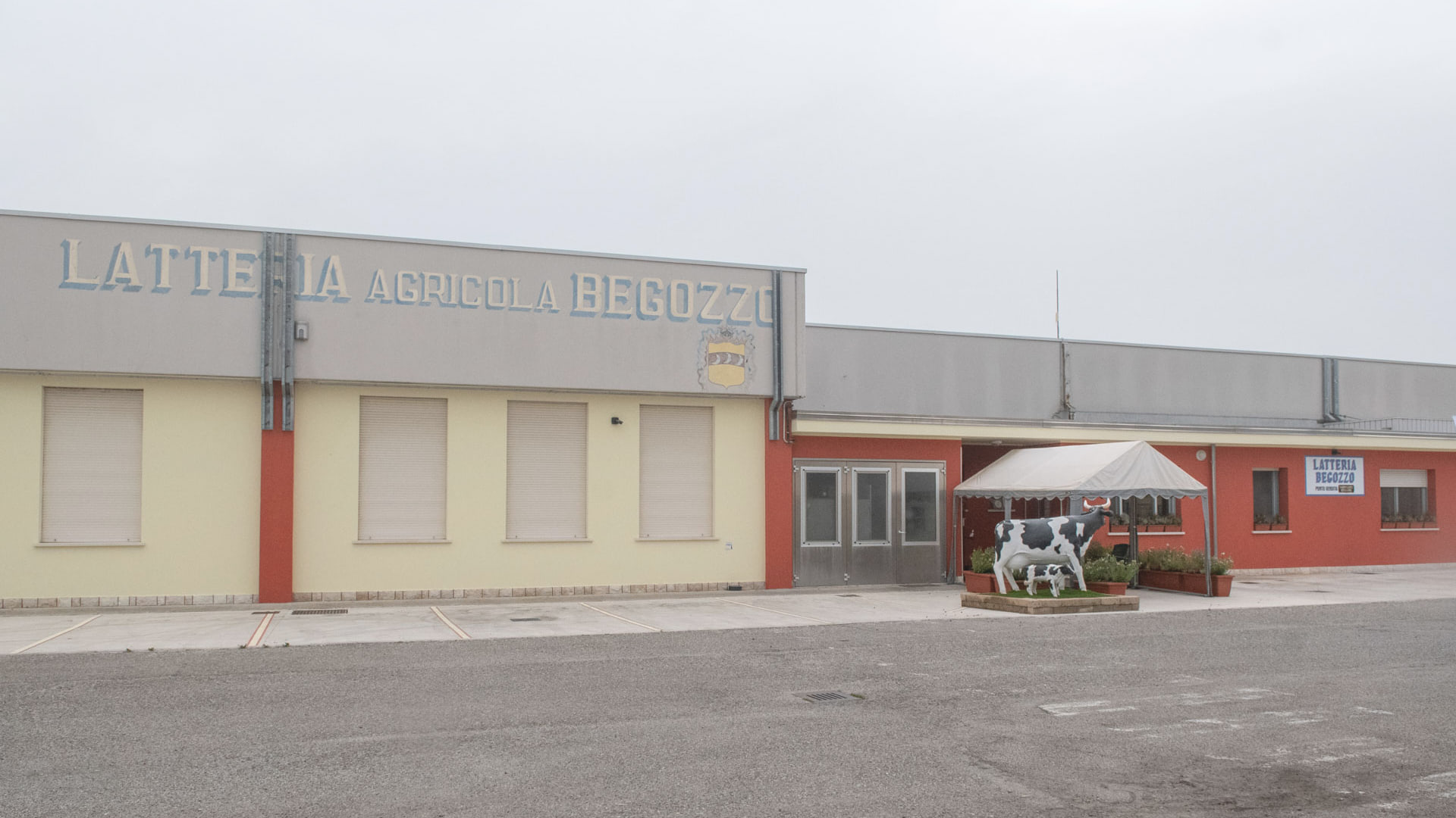Panoramica dell'esterno con l'insegna Latteria Agricola Begozzo