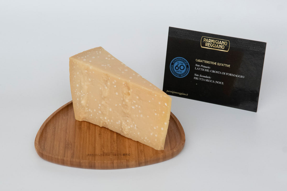 Spicchio di Parmigiano Reggiano con la scheda di stagionatura
