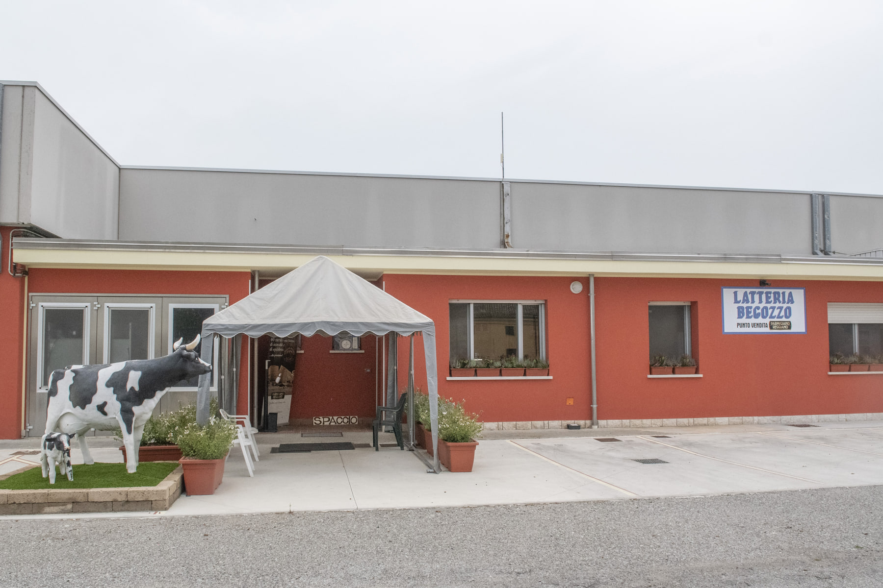 Esterno del caseificio, taglio 3:2
